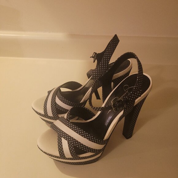 Jessica Simpson - Picture 1 of 2